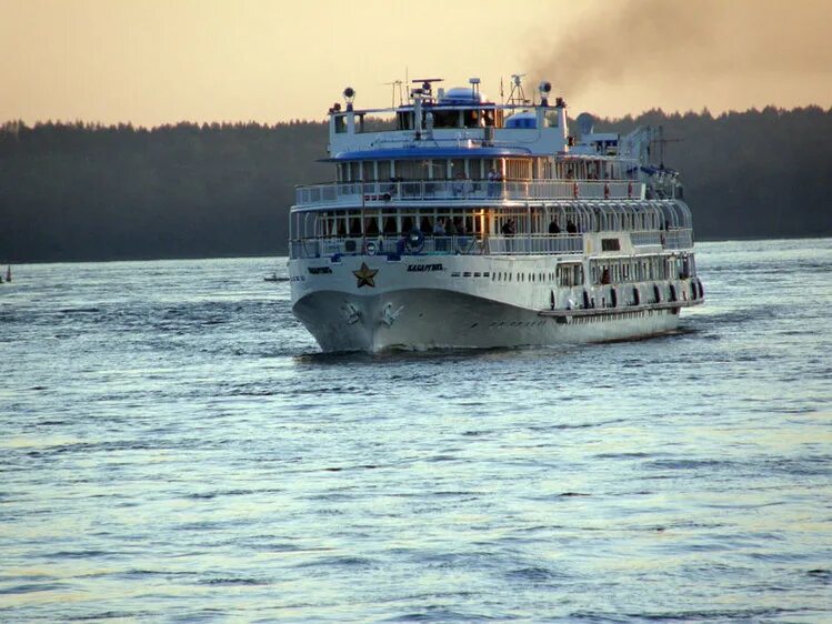 теплоход на острове валаам. туры в карелию на теплоходе. остров валаам причал. туры в карелию на теплоходе. круизный речной теплоход "максим литвинов".