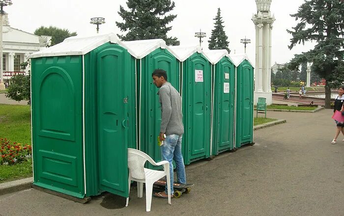 Платный биотуалет. Платный туалет кабинки. Общественный туалет на ВДНХ. Биотуалет на ВДНХ.