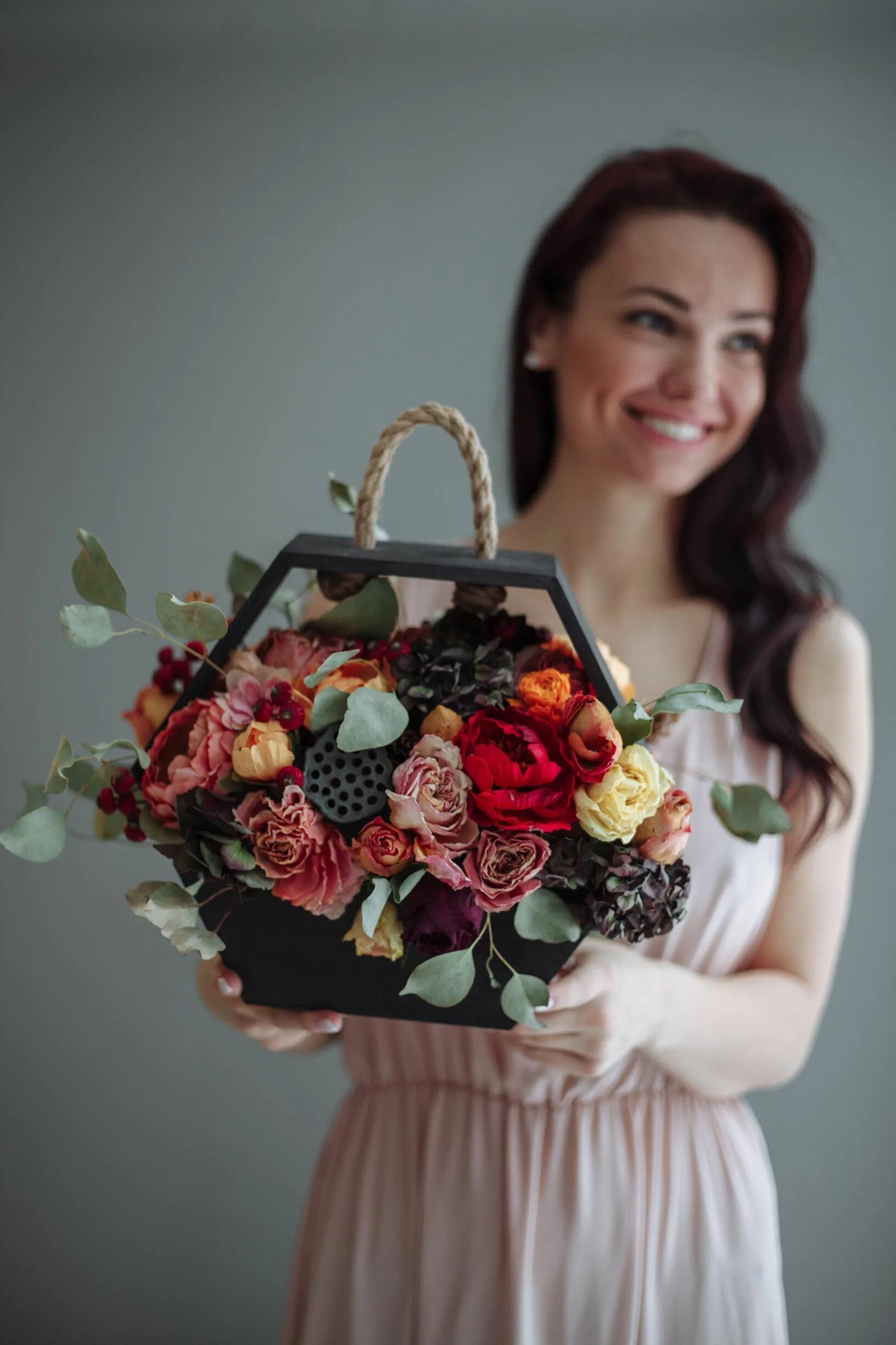 человек держит вазу с цветами. Buro цветы. цветы ярославская. букет на 52 года. цветы ярославская.