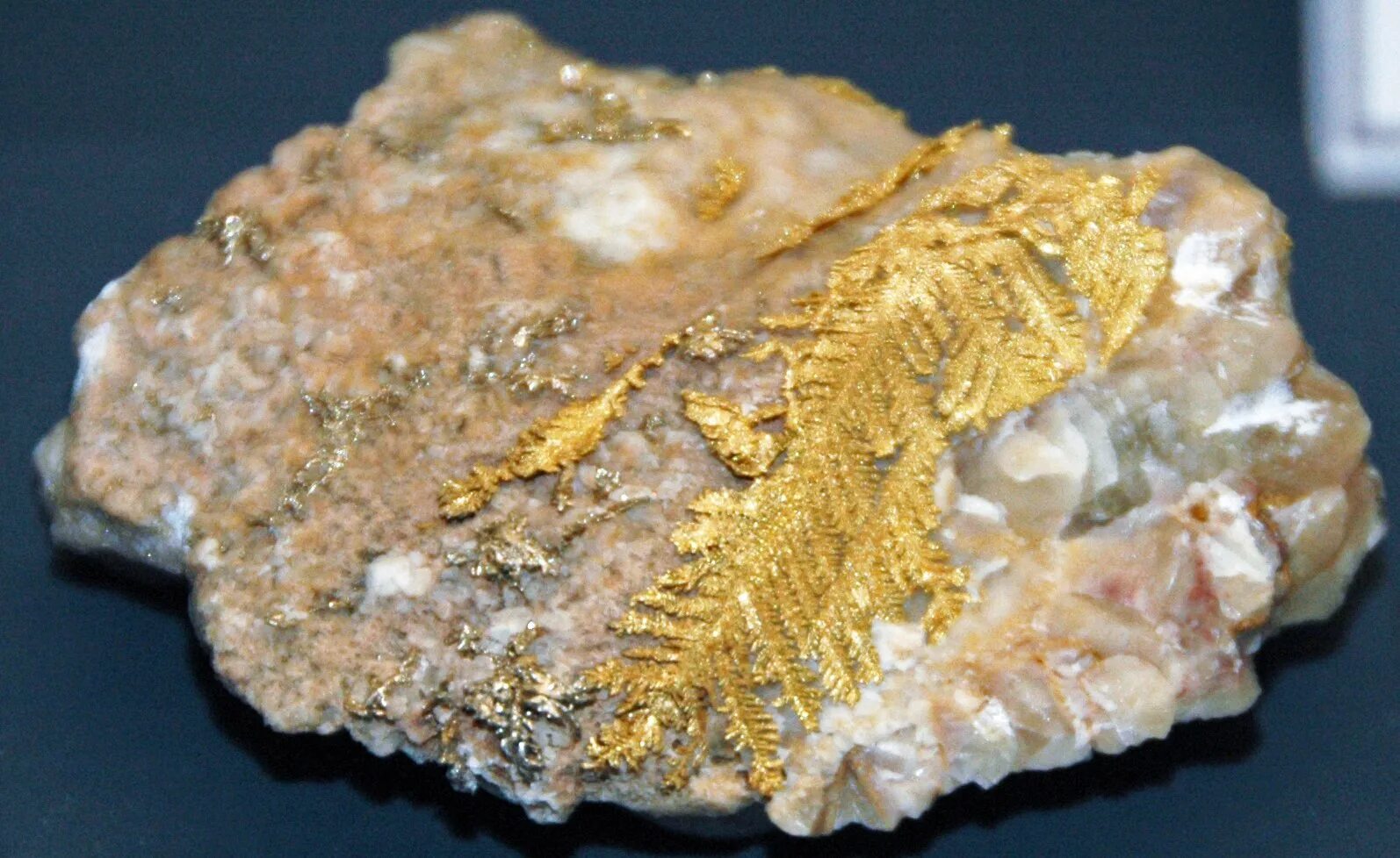 Пирит кварц и золото. Самородное золото минерал. Минерал самородок кварц. Кварц-золото-сульфидная руда.