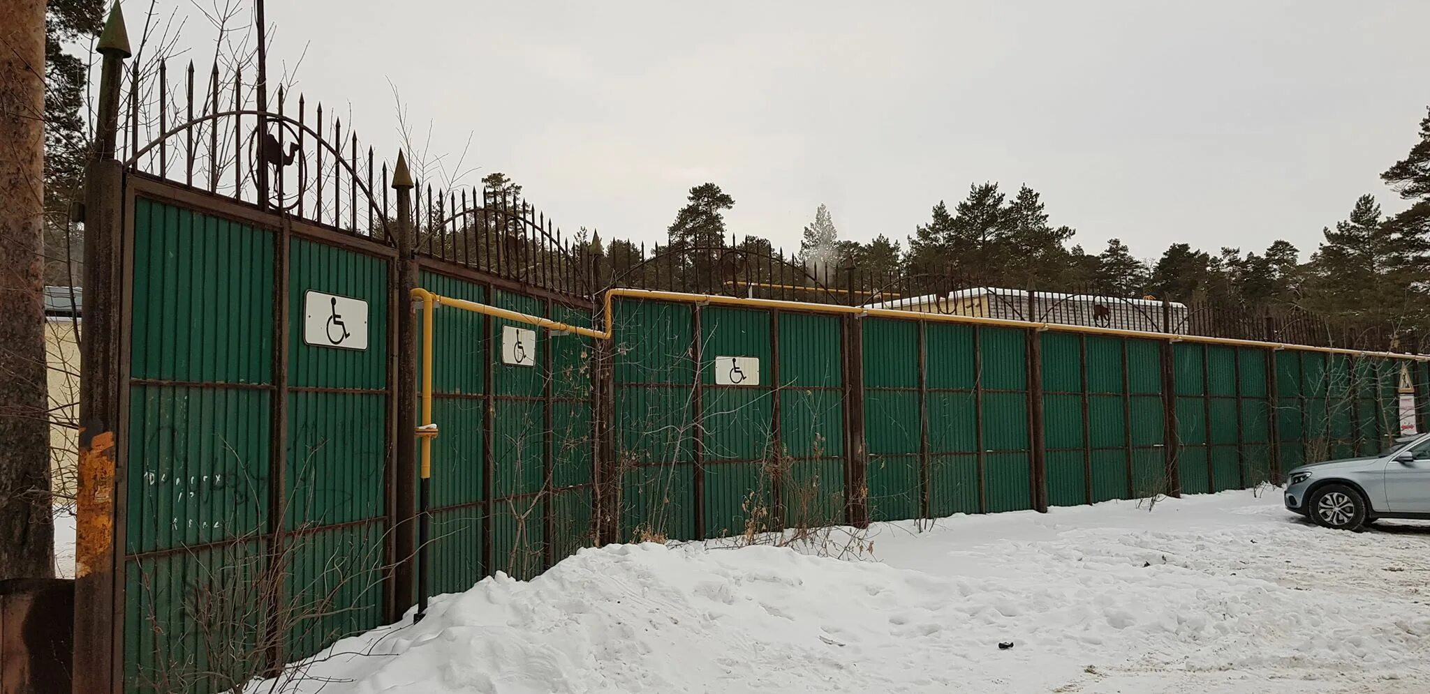 Пограничный барьер. Забор газы. Забор газа. Газовая труба вдоль забора. Забор газы.