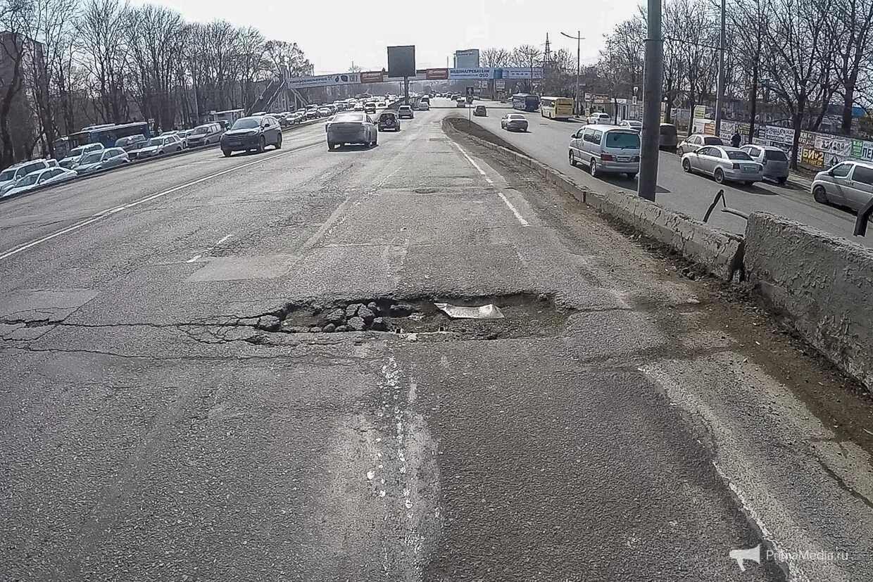 Есть дорога на владивосток. Владивосток дороги. Ямы на дорогах Владивостока. Плохие дороги Владивостока. Владивосток дороги с ямами.