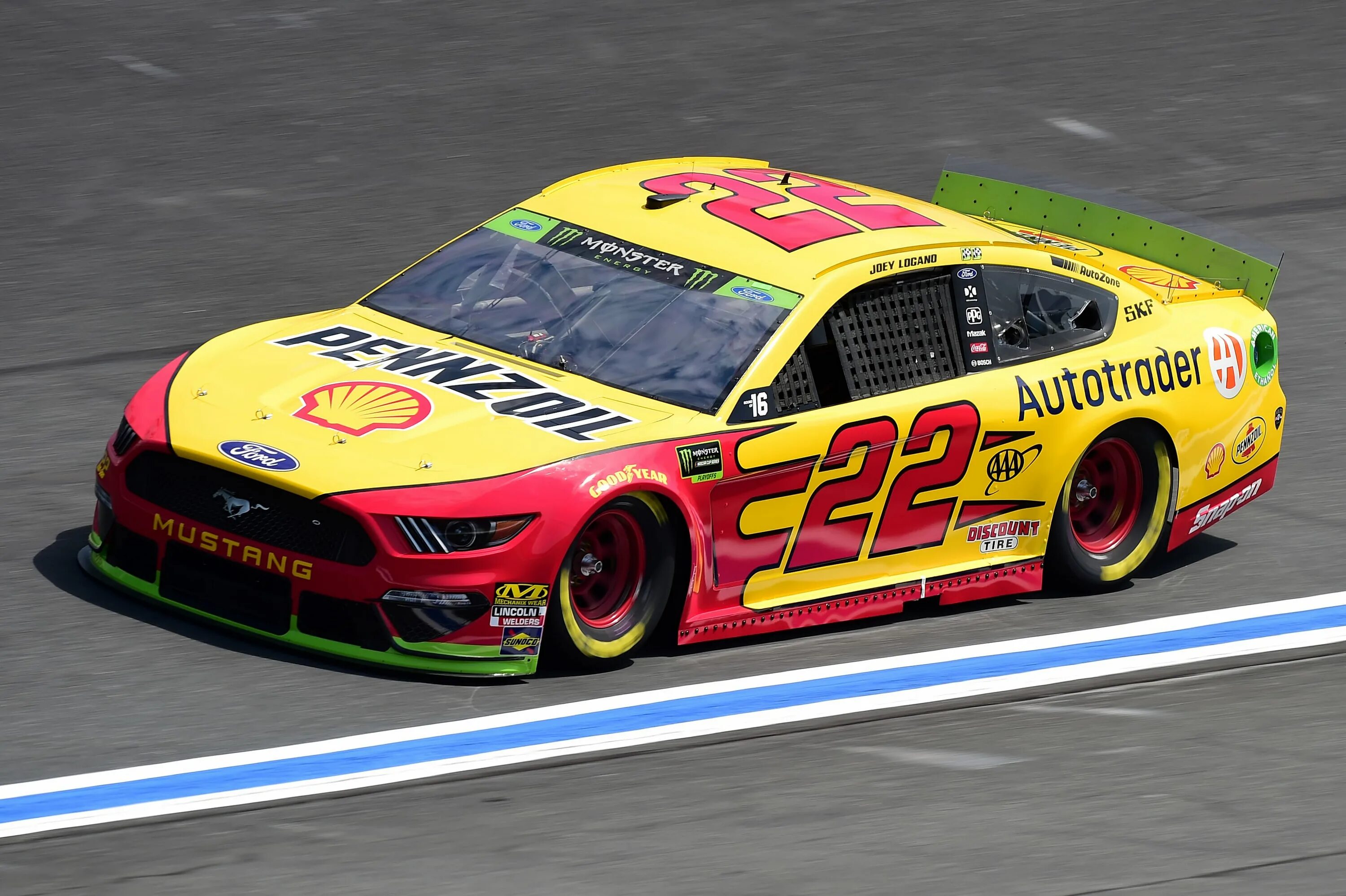 Логано наскар. Joey Logano NASCAR. Joey Logano 22. Наскар 2019. Круг наскар