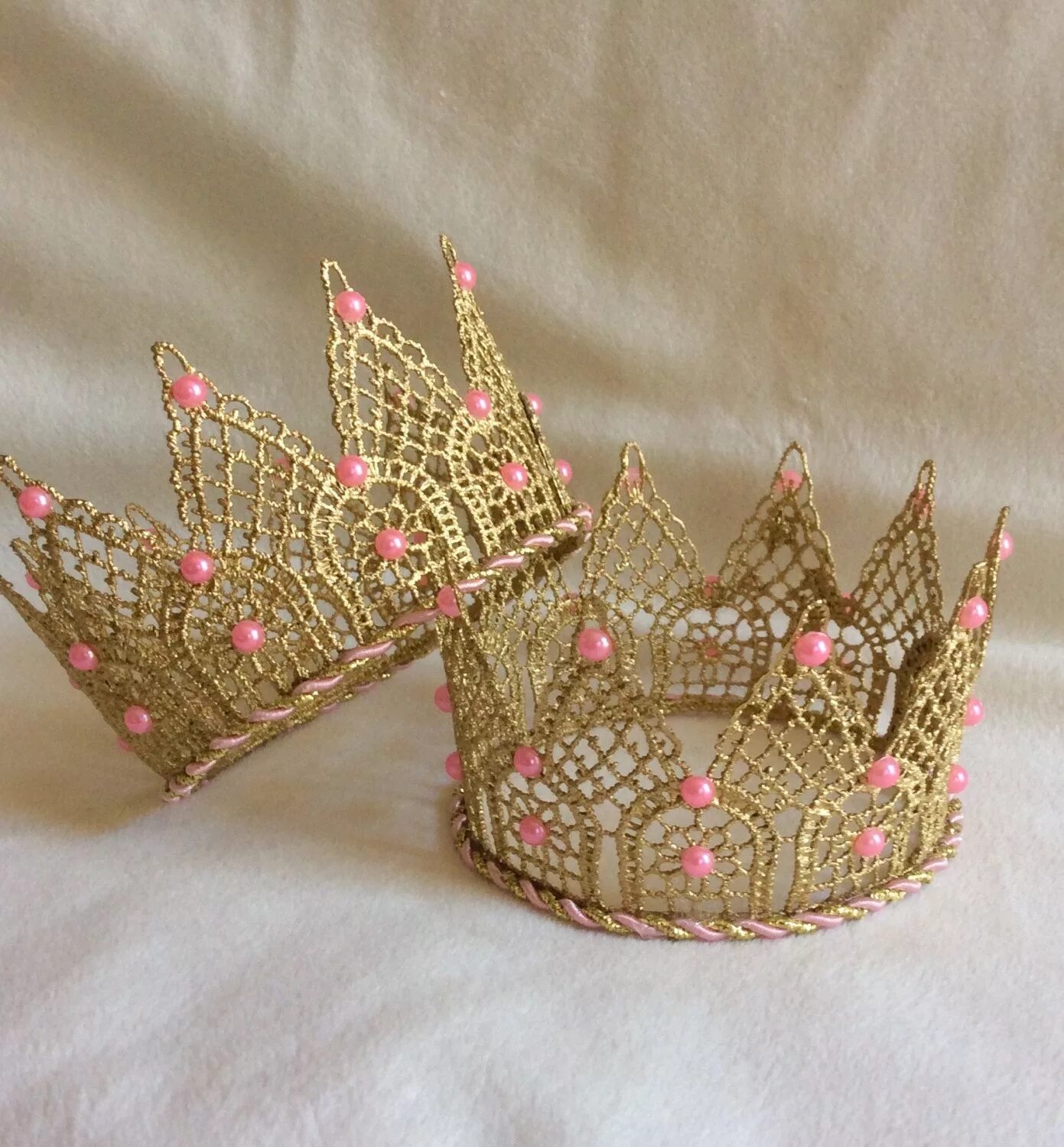 Как сделать царскую. Корона своими руками. Корона принцессы своими руками. Мастер класс корона для принцессы. Корона из макарон.