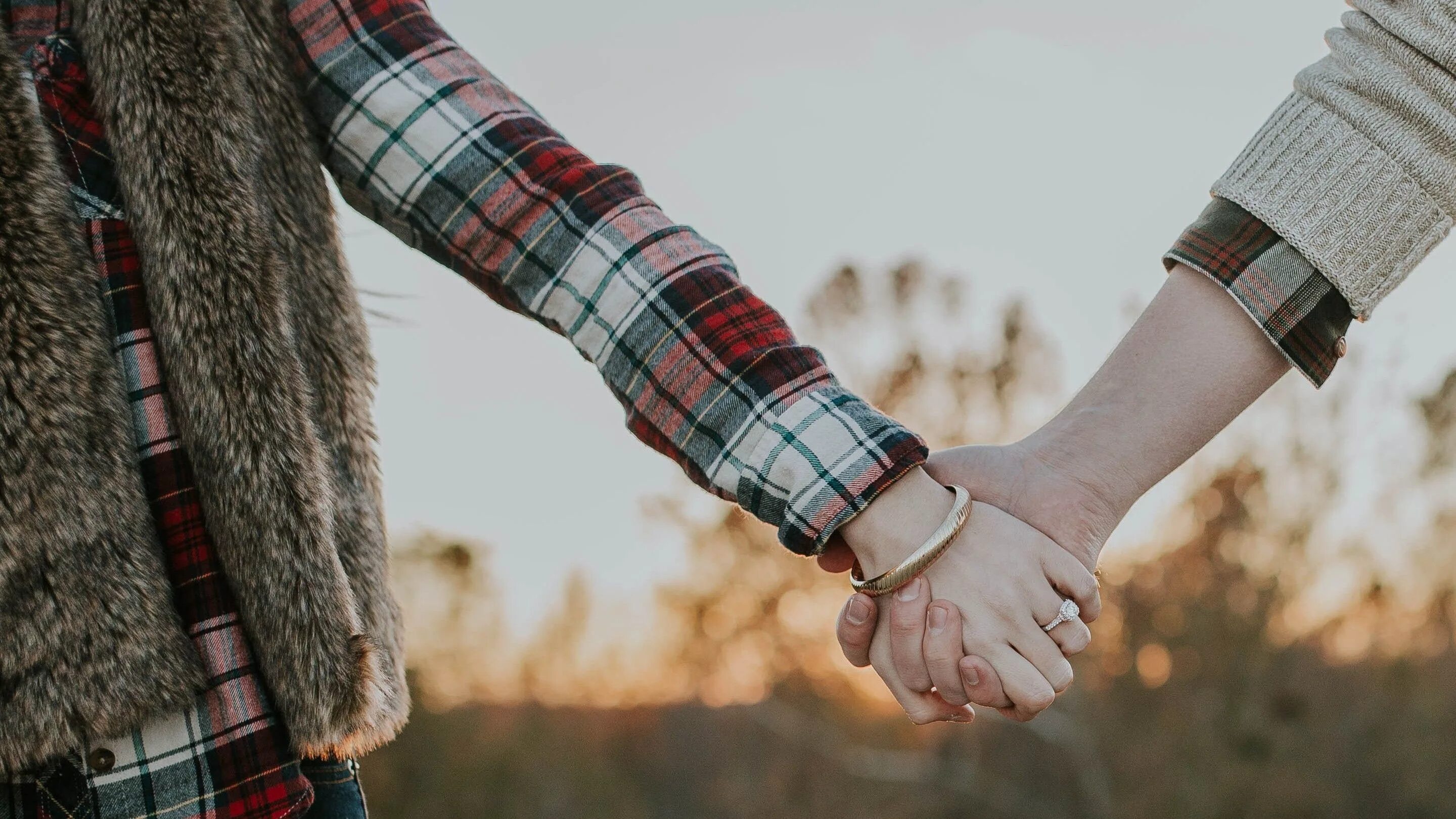 Boyfriend brunette. Two guys holding hands aesthetic природа. Boyfriend hands girlfriend. Boyfriend and girlfriend Love hand. Holding hands aesthetic.