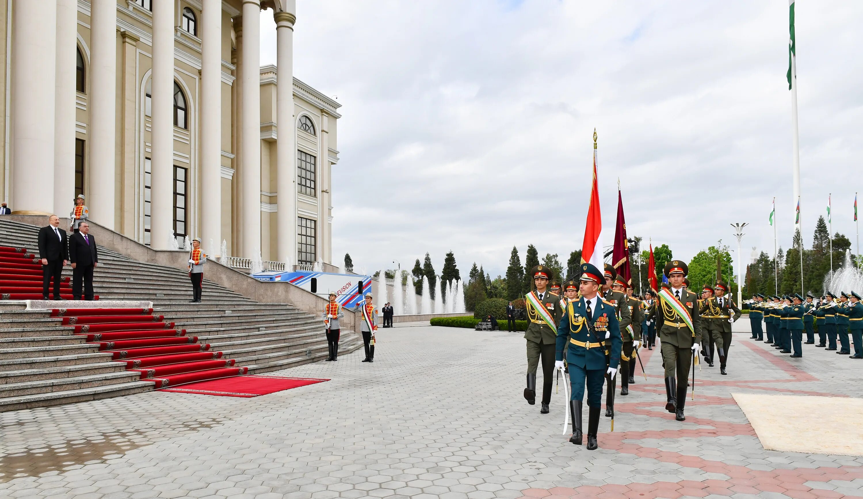 Душанбе национальность. Дворец нации (Душанбе). Таджикистан столица. Флагшток Душанбе. Военный парад.