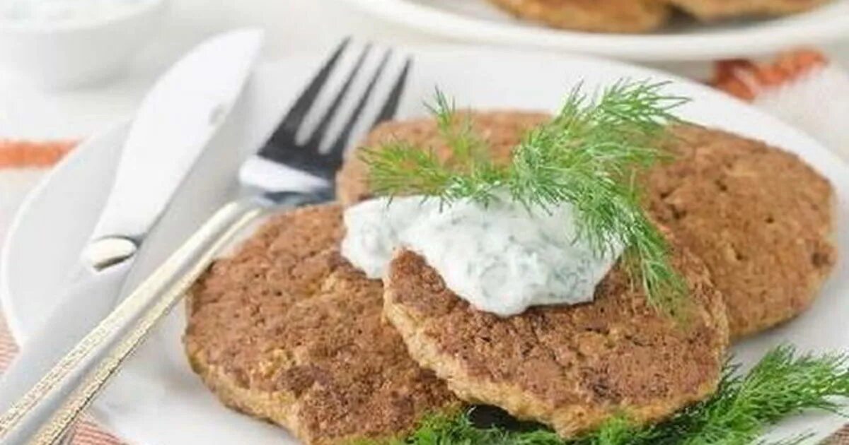 Котлеты из печени с морковью. Печёночные оладьи из куриной печени. Оладушки из печени куриной. Оладьи из печени говяжьей с кабачком. Печёночные оладьи из свиной печени.