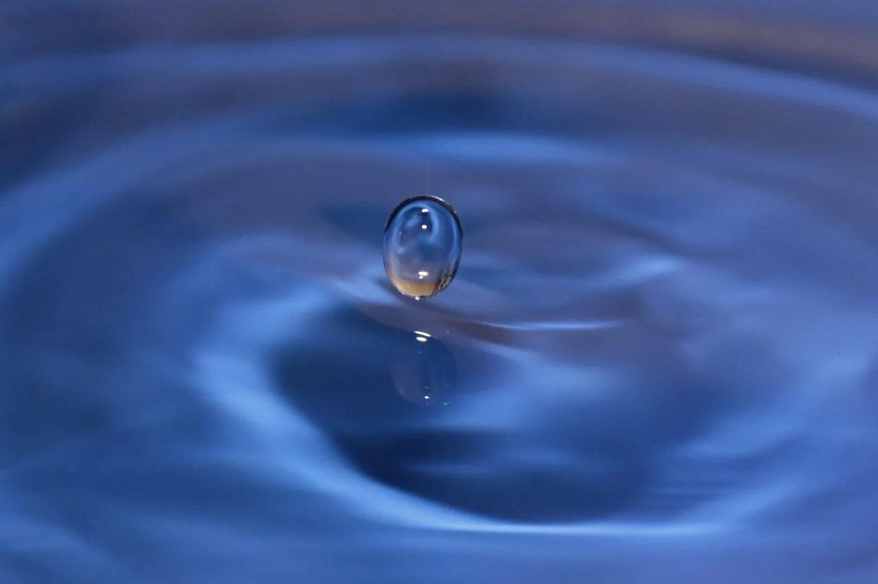 Увеличение капли воды. Капелька воды. Капля падает в воду. Падающая капля. Капелька в море.