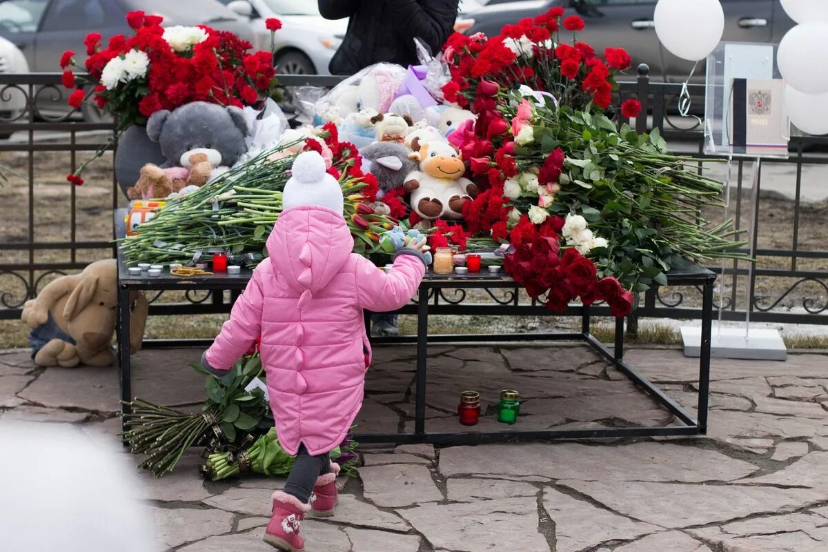 Когда сгорела зимняя вишня кемерово дата год. Зимняя вишня Кемерово 2018. Пожар в Кемерово в ТЦ зимняя. Пожар в Кемерово в ТЦ зимняя вишня. ТЦ зимняя вишня Кемерово дети.