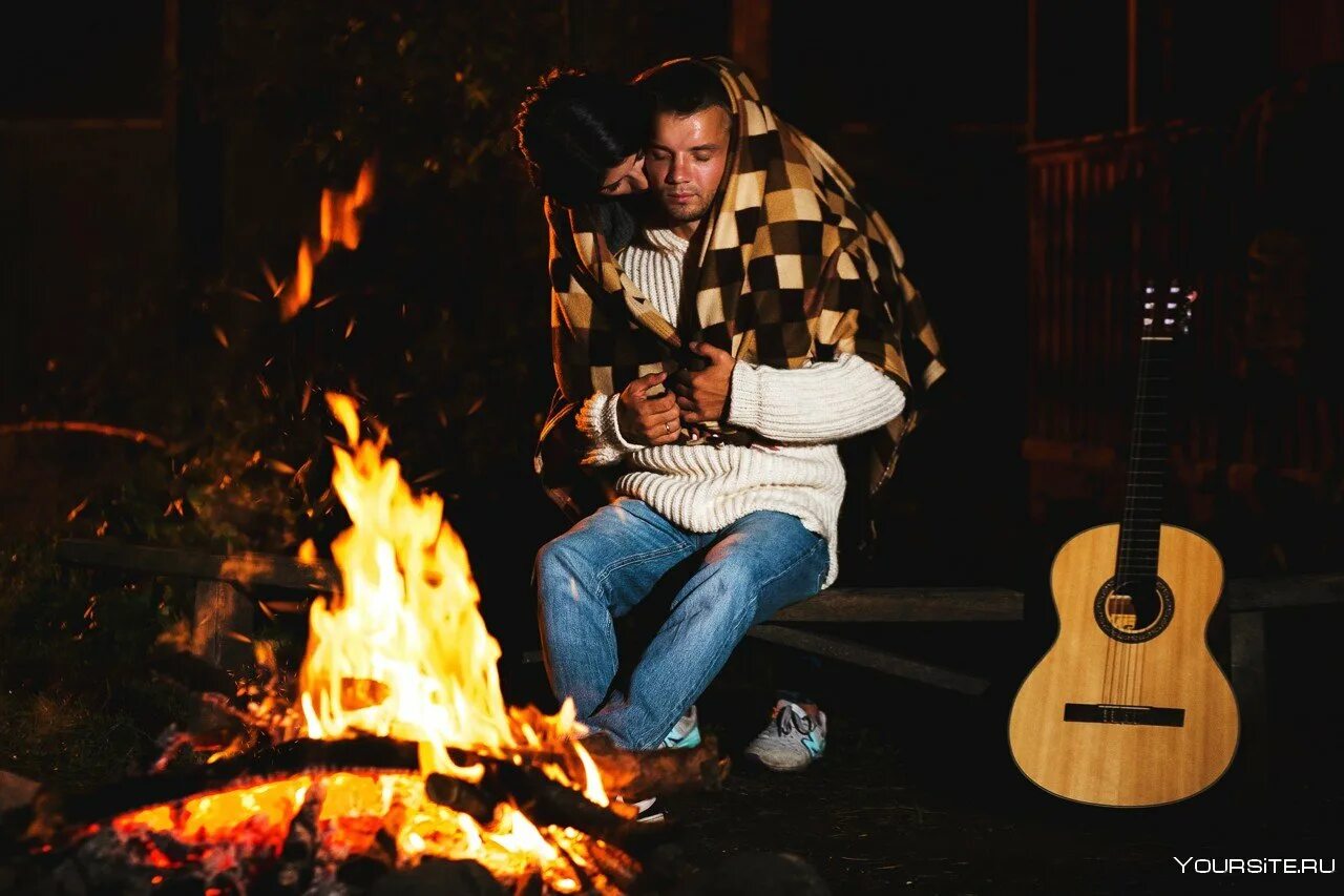Люди у костра с гитарой. Гитарист у костра. Гитара у костра. Посиделки у костра с гитарой. Люди у костра с гитарой.