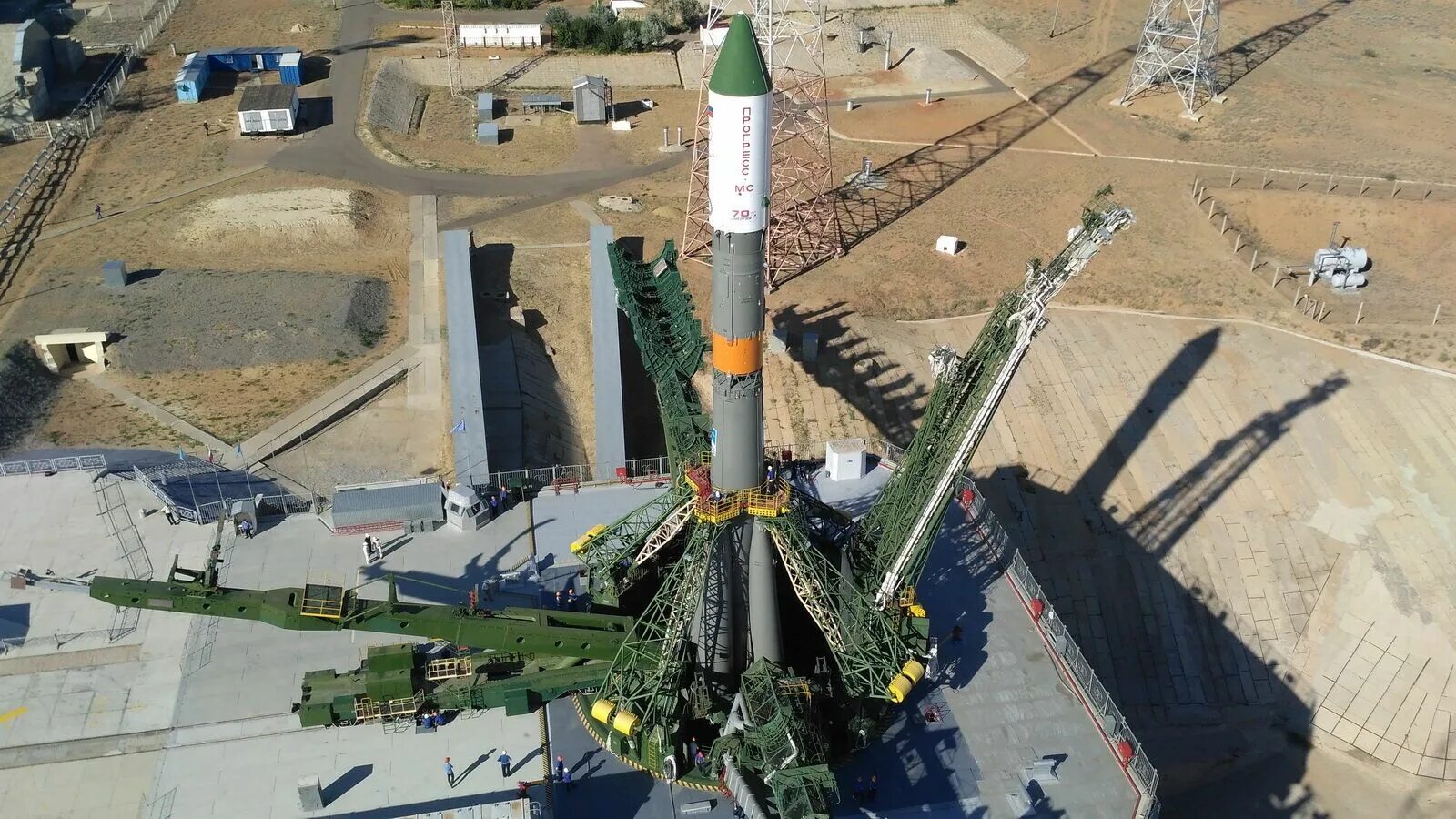 Стартовый стол байконур союз. Пусковая площадка ракеты. Пусковая площадка ракеты. Стартовая площадка космодрома байконур. Ракета носитель союз тма.