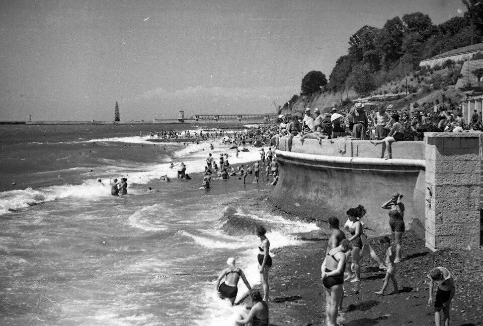 Сочи 1960. Пляж ссср в адлере. пляж в 60-е в сочи. сочи 1934.