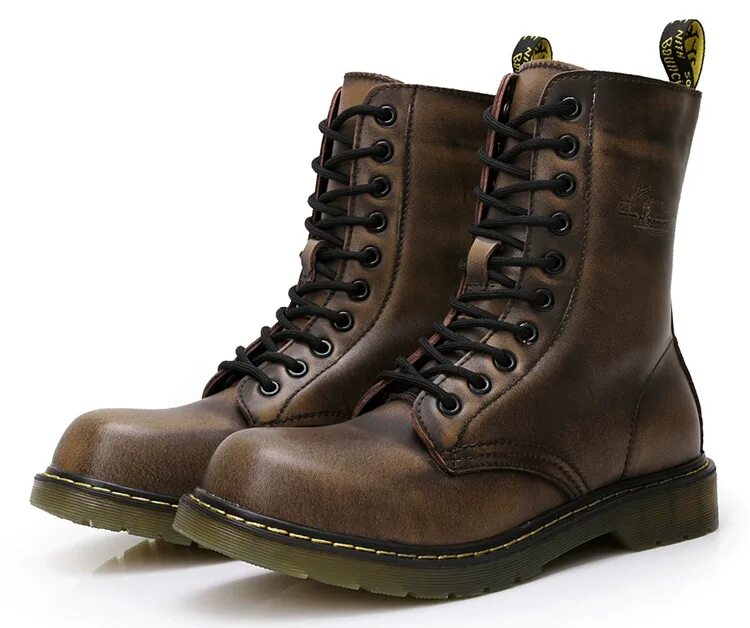 сапоги армейские доктор мартинс мужские. беруы с бклыми шнуркам. коричневые шнурки на берцах. коричневые ботинки с желтыми шнурками. ботинки милитари мартин.