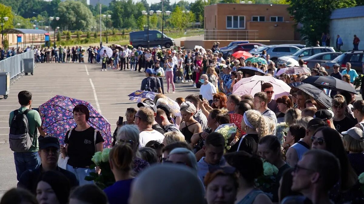 Народ на похоронах Шатунова. Люди в очереди. Очередь на мероприятие. Похороны Шатунова очередь.