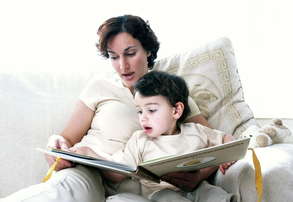Стих дети читают видео. Родители учат детей. Мама читает ребенку. Родители читают детям. Читаем с мамой.