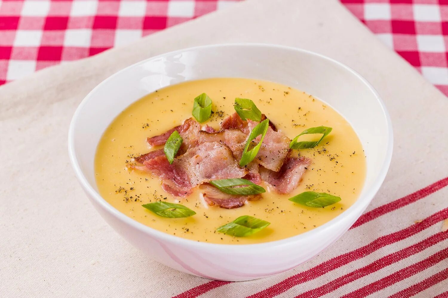 Суп пюре картошка курица. Суп пюре картофельный с беконом. сырный крем суп с беконом. картофельный крем суп с беконом. крем суп из картофеля с беконом.