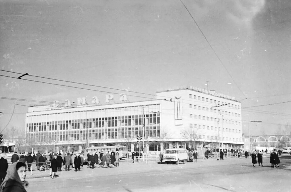 ЦУМ Самара Куйбышев. ЦУМ Самара 1967. Центральный универмаг Самара. СССР Самара ЦУМ Самара СССР.