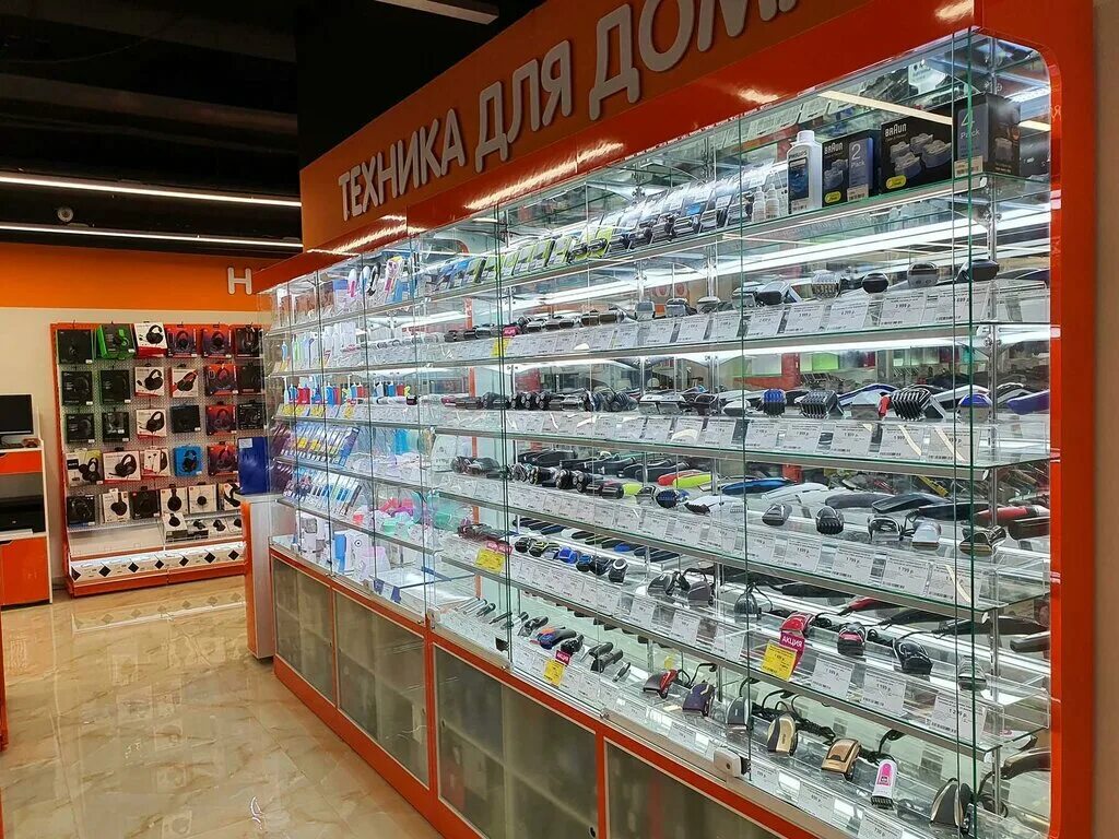 Покупатель в магазине техники. Покупатель в магазине электроники. Витрина магазинов с бытовой техникой. Покупатель в магазине бытовой техники. Магазины для покупки техники.