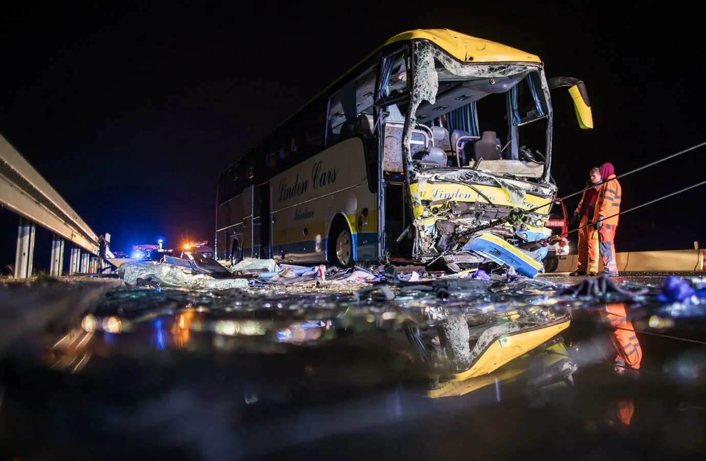 Авария автобус туристический. Аварии на общественном транспорте. Водитель автобуса в Германии.