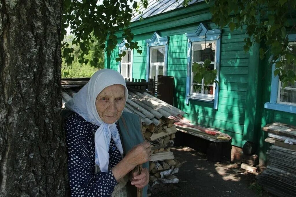 Бабушка можно приехать пожить глава 79. Старушка у дома в деревне. бабушка дома. дом бабушки в деревне. старушка в селе.