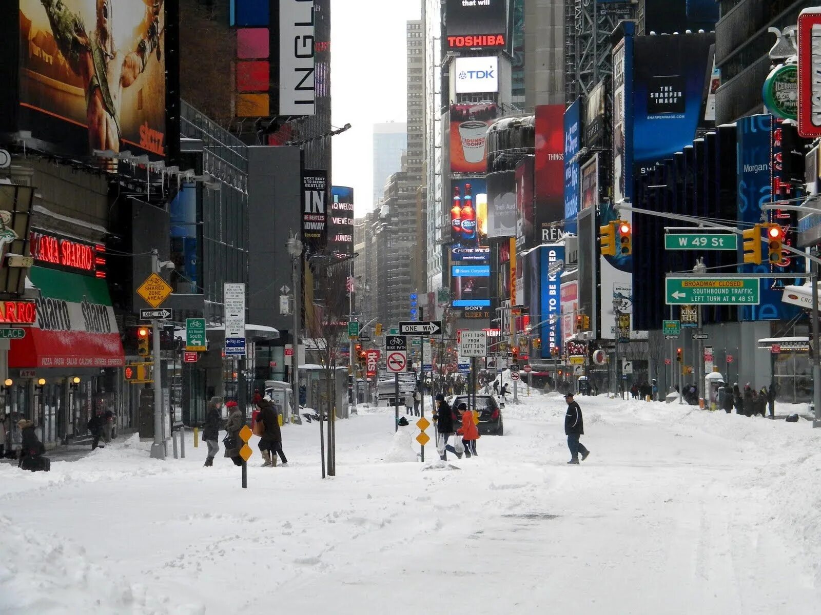 Америка зимнее время. Зимний Нью-Йорк 5 Авеню. Нью-Йорк Таймс сквер зимой. Нью-Йорк улица Таймс сквер зимой. Бродвей Нью-Йорк зимой.
