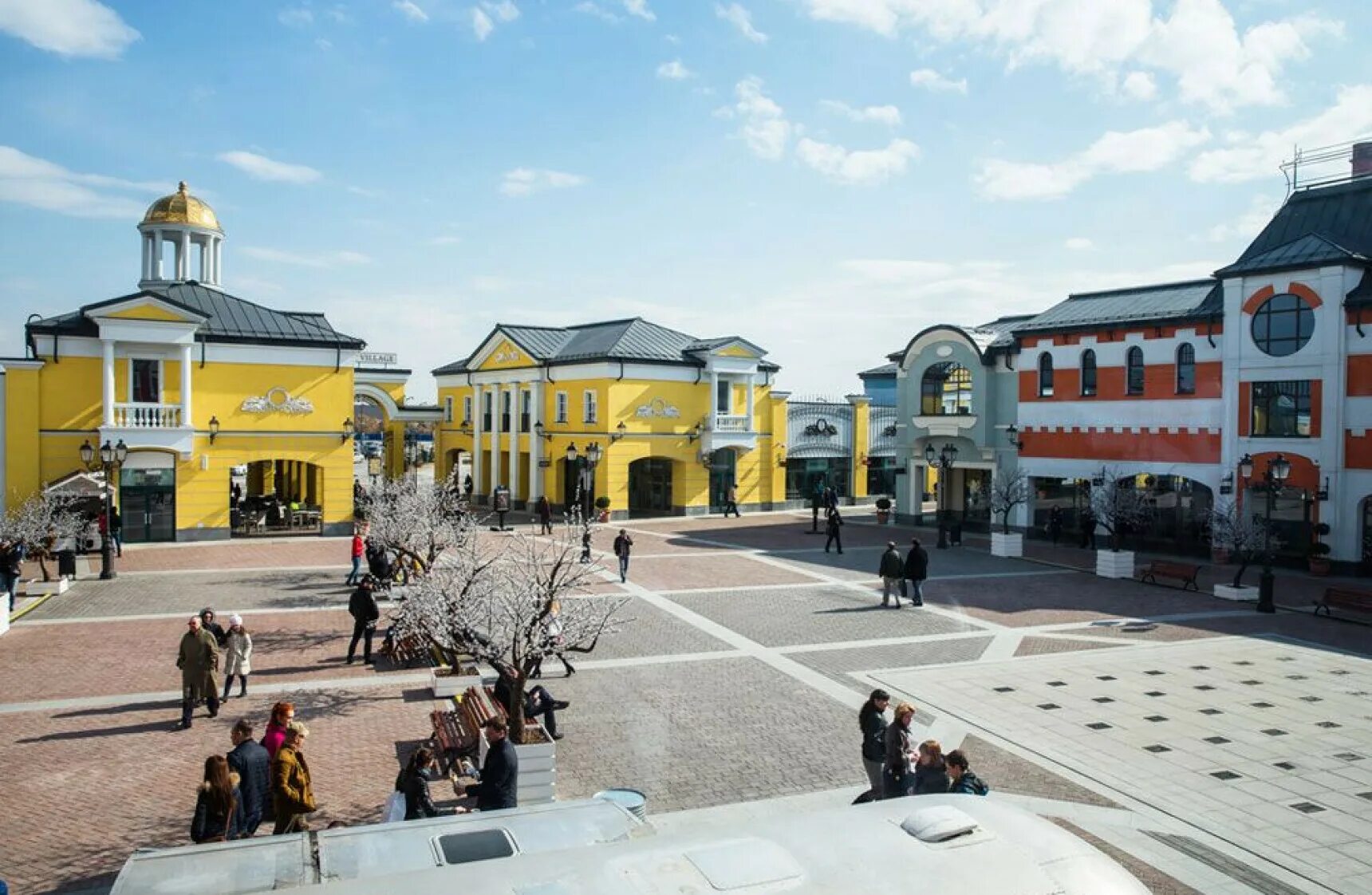 Outlet москва. Аутлет белая дача Котельники. Аутлет Вилладж Котельники. Котельники белая дача Атлет. Outlet Village белая дача.