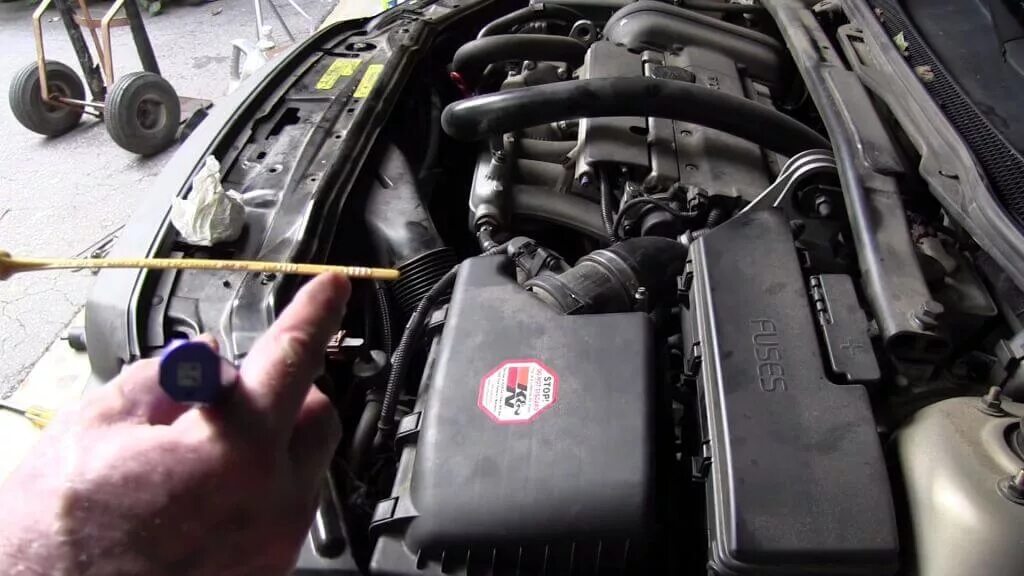 Volvo s60 2. Volvo xc90 щуп акпп. Уровень масла вольво v40. Проверка масла volvo. Отверстие для щупа вольво хс90 2004.