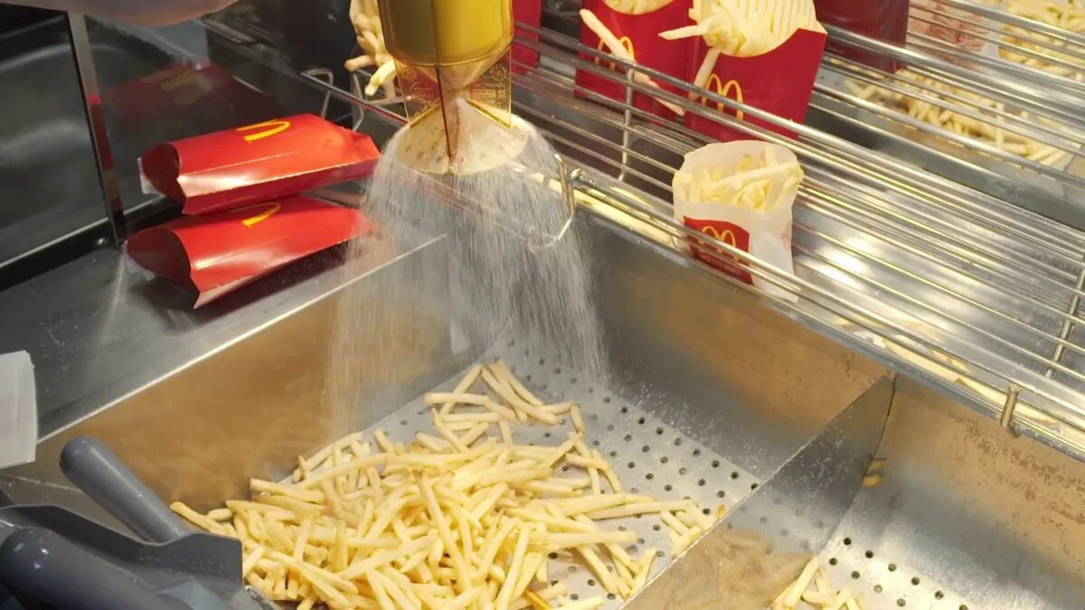 Как приготовить картофель как в макдональдсе. Как приготовить картофель как в макдональдсе. Картофель по деревенски макдональдс. Приготовление картофеля фри в макдональдс. Картошку по деревенски макдоналдс.