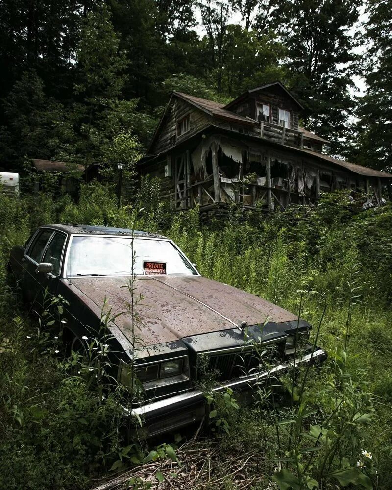 Страшная жизнь в россии. Заброшенный дом на озере Сенека, штат Нью-Йорк, США.. Заброшенные места. Заброшенные автомобили. Страшные заброшенные места.