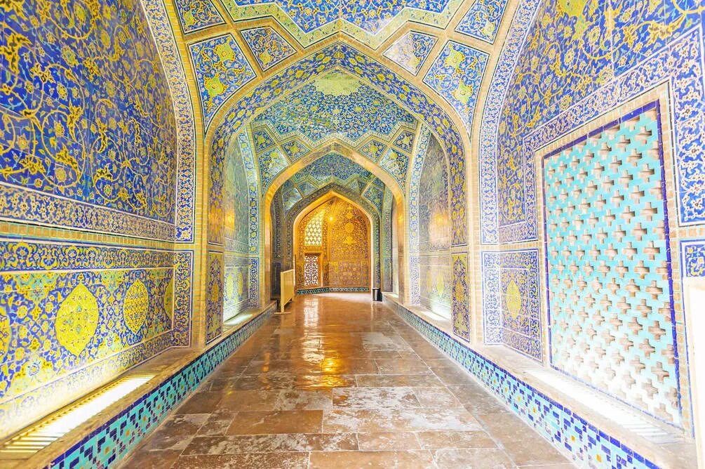 Персия интерьер. Арабо-мусульманское искусство, архитектура. Михраб в мечети. Мечеть с куполом в исфахане (иран). Узбекистан голубая мечеть.