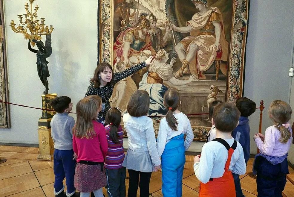 Экскурсовод предметы. Эрмитаж сотрудники музея экскурсоводы. экскурсия в музее. эрмитаж экскурсия. детская экскурсия в эрмитаже.