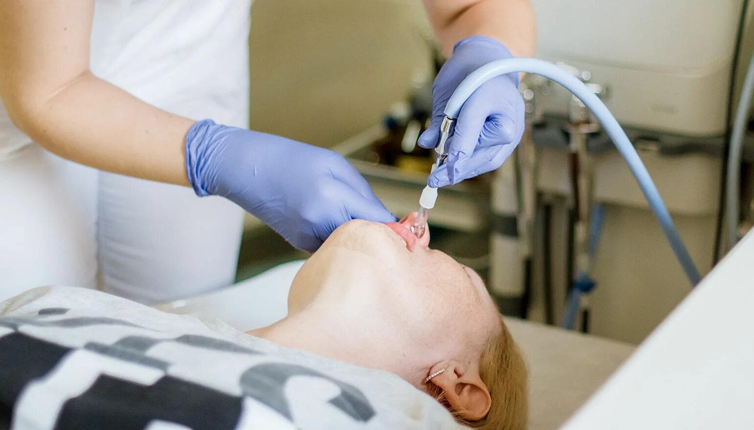 Перемещение носа. Перемещение носа. Строение гайморовых пазух промывание. Метод кукушка для промывания гайморовых пазух. Метод кукушка для промывания.