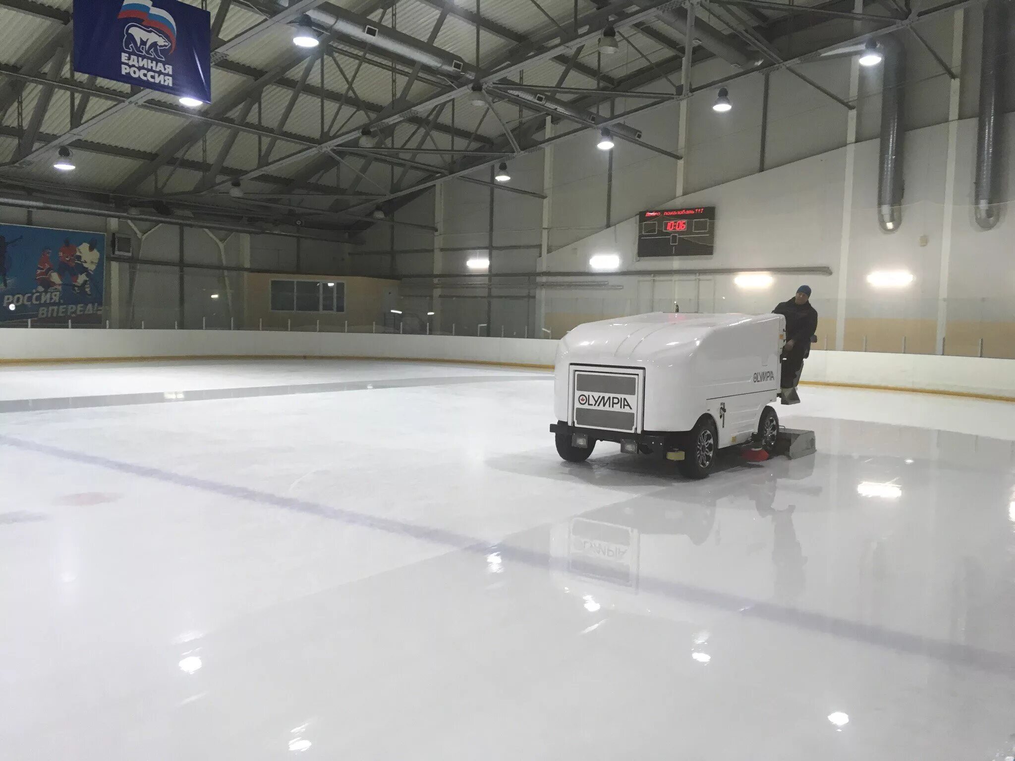 Льдозаливочная машина zamboni 446. Машина для льда на катке. Замбони 445. Газ-3308 ледозаливочная машина. Заливочная машина для льда олимпия.