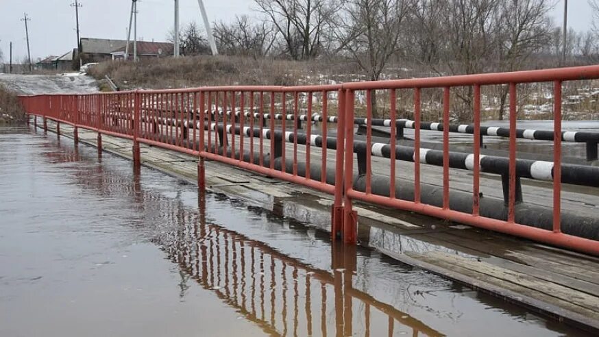 Паводок на реке ишим 2025 прогноз. Мост на реке. паводок. паводок в аткарске. аткарск красавка мост.