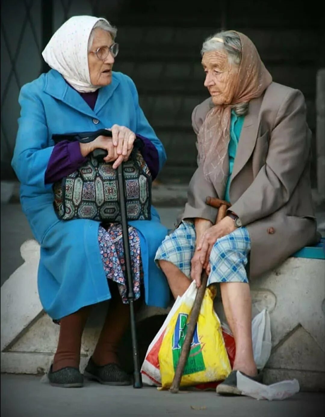 Агрессивная бабушка. Две бабушки. Бабушки спорят. Бабульки сплетницы. Бабушки спорят.