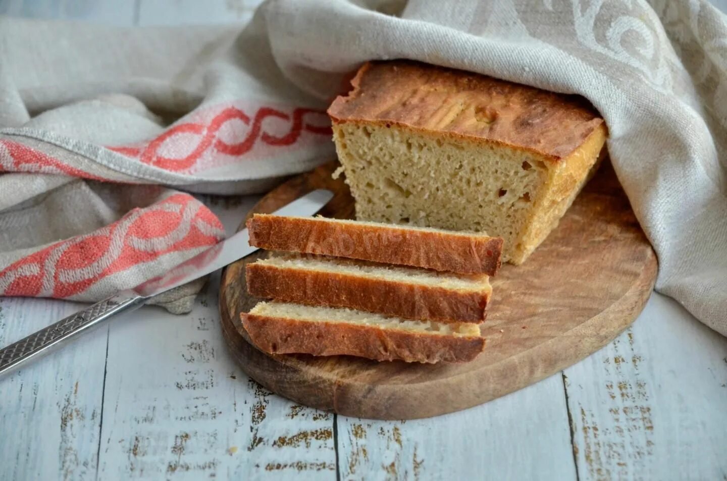 Домашний бездрожжевой хлеб в духовке на закваске. Хлеб пшеничный бездрожжевой. Грузинский пшеничный хлеб. Пшеничный хлеб на ржаной закваске. Хлеб пшенично-ржаной бездрожжевой.