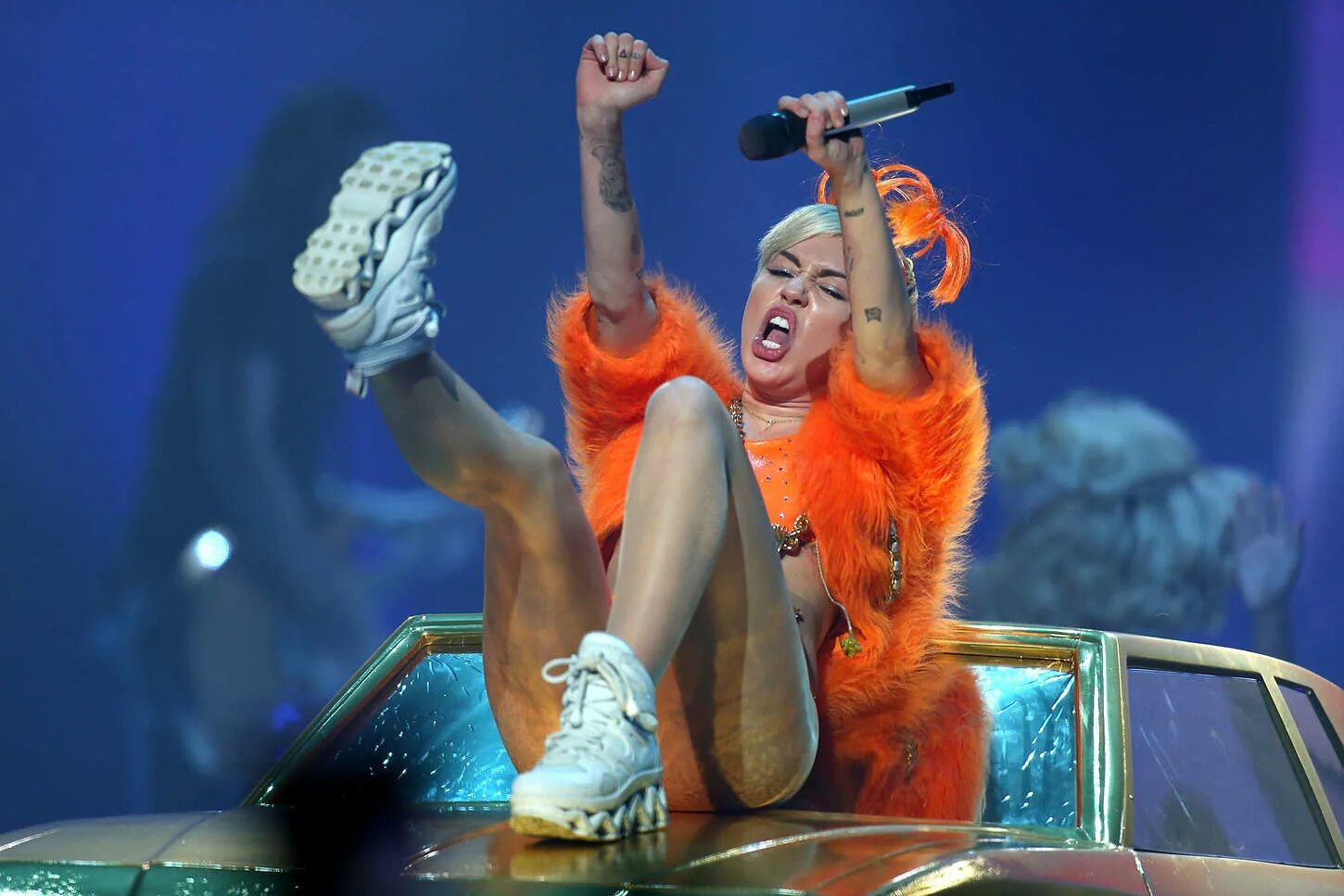 Деми мур и майли сайрус. Майли сайрус концерт 2014. Miley cyrus rabbit. Майли сайрус тур bangerz tour. Эпатировать публику это как.