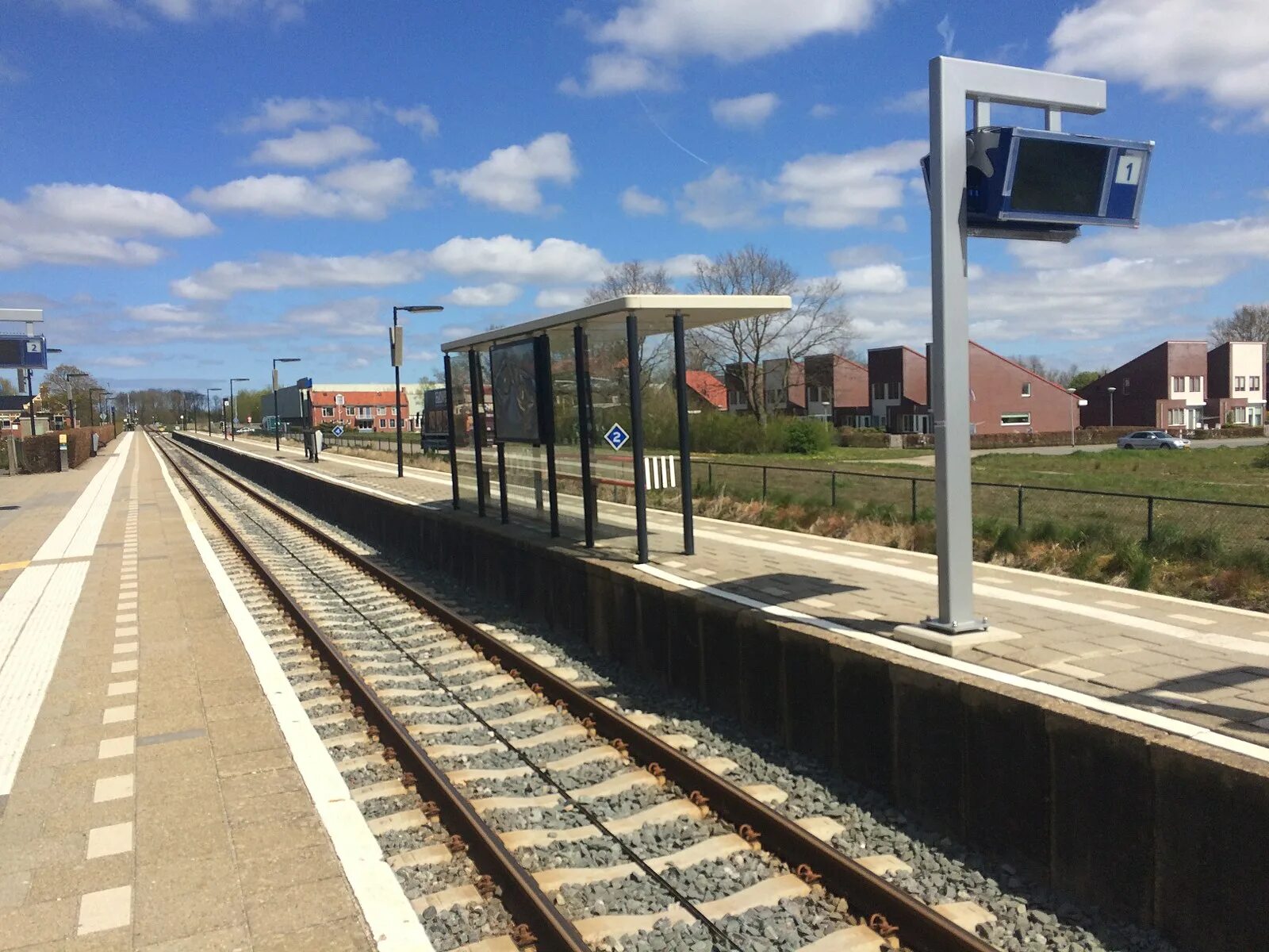 Длинный перрон. Ограждение перрона. Сен перрон. Perron bгss Station. Перрон 1 Восточный автовокзал.