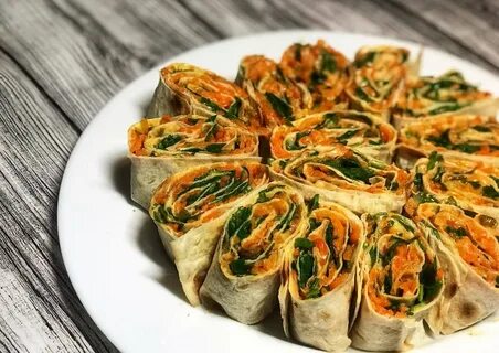 Рулет из лаваша начинки с корейской морковью