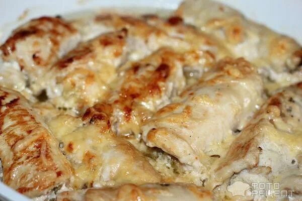 рулет из куриной грудки. куриный рулет с зеленью. куриные рулетики с сыром в соусе. рулет пикантный. брошет куриный.