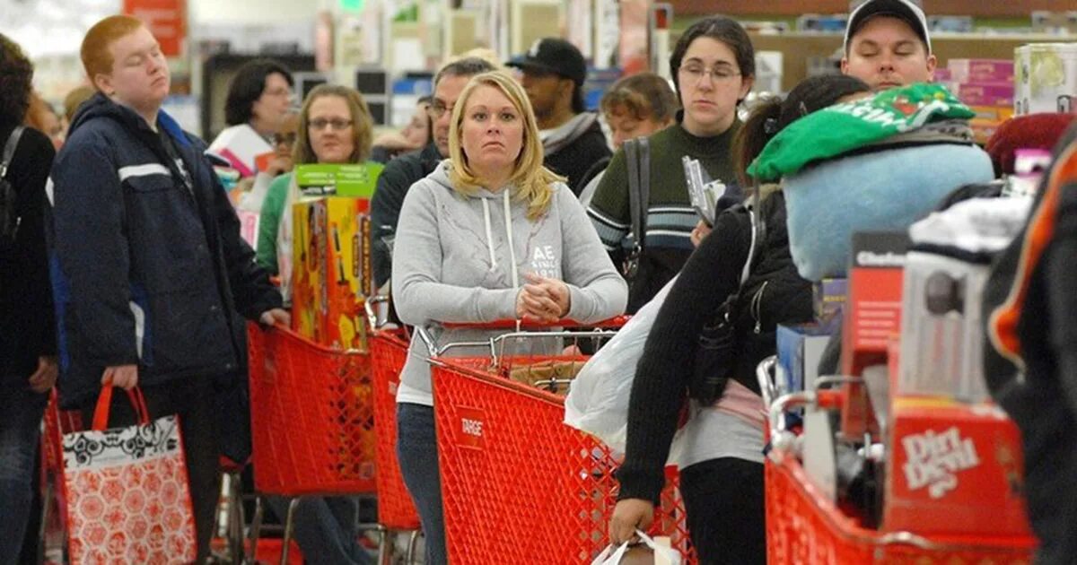 Предновогодний ажиотаж в магазинах. Сон очередь в магазине. Очередь в магазин одежды. Очередь на рынке. Сон очередь в магазине.