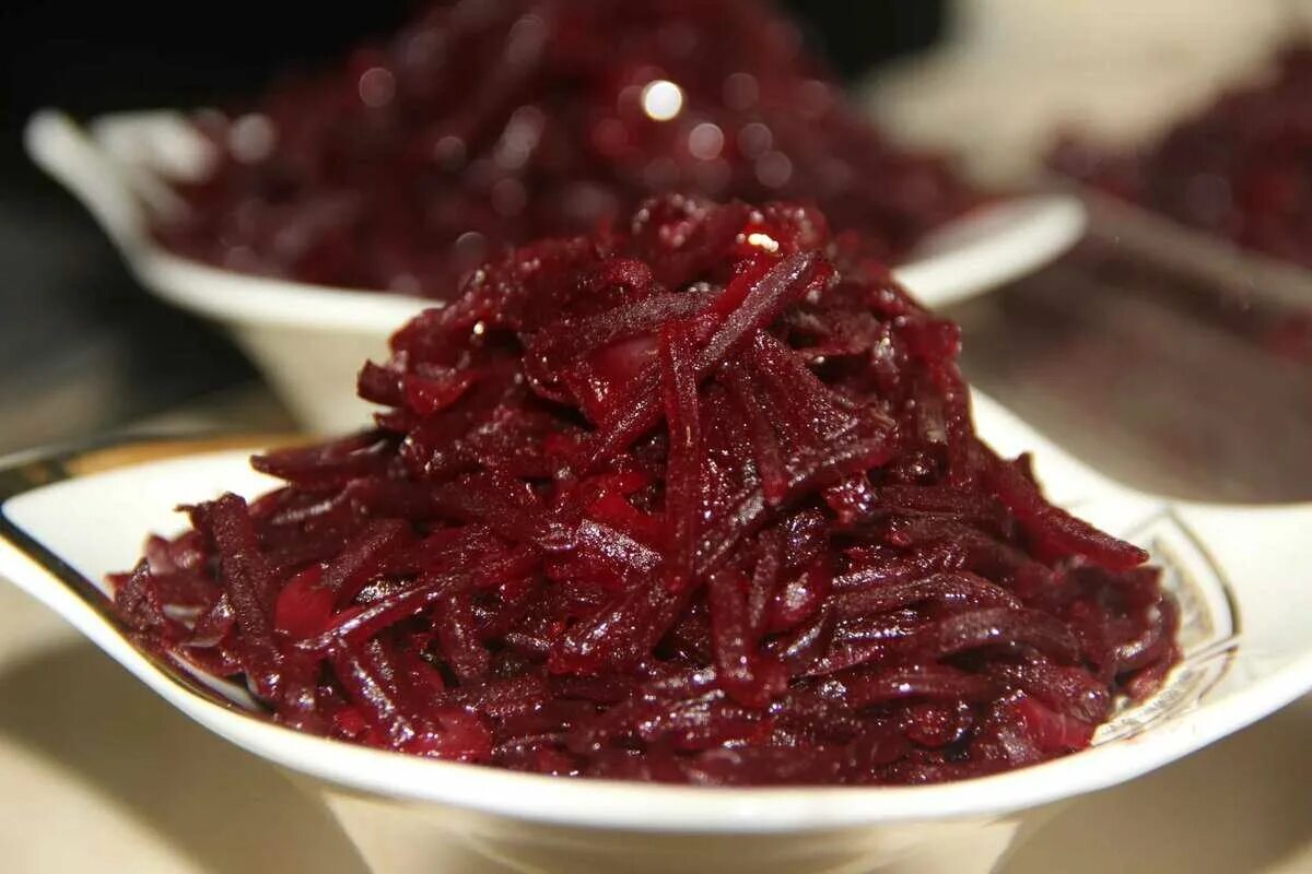 Лепестки свеклы. Диетические блюда из свеклы. Свеклу вареную можно на ночь. Свеклу вареную можно на ночь. Свекла блюда из свеклы.