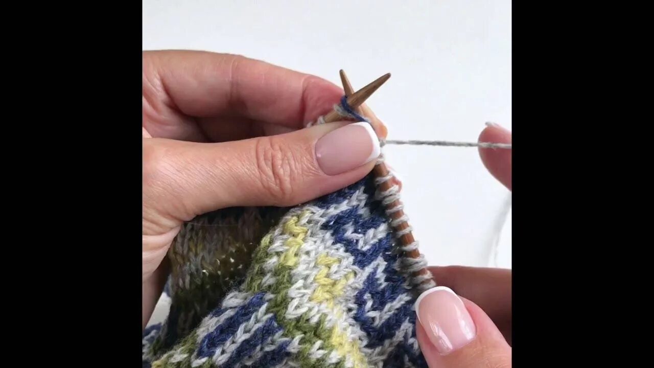 Жаккард с двух рук. Двустороннее вязание крючком. Двустороннее вязание. Элис стармор жаккард. Жаккард без протяжек по кругу.