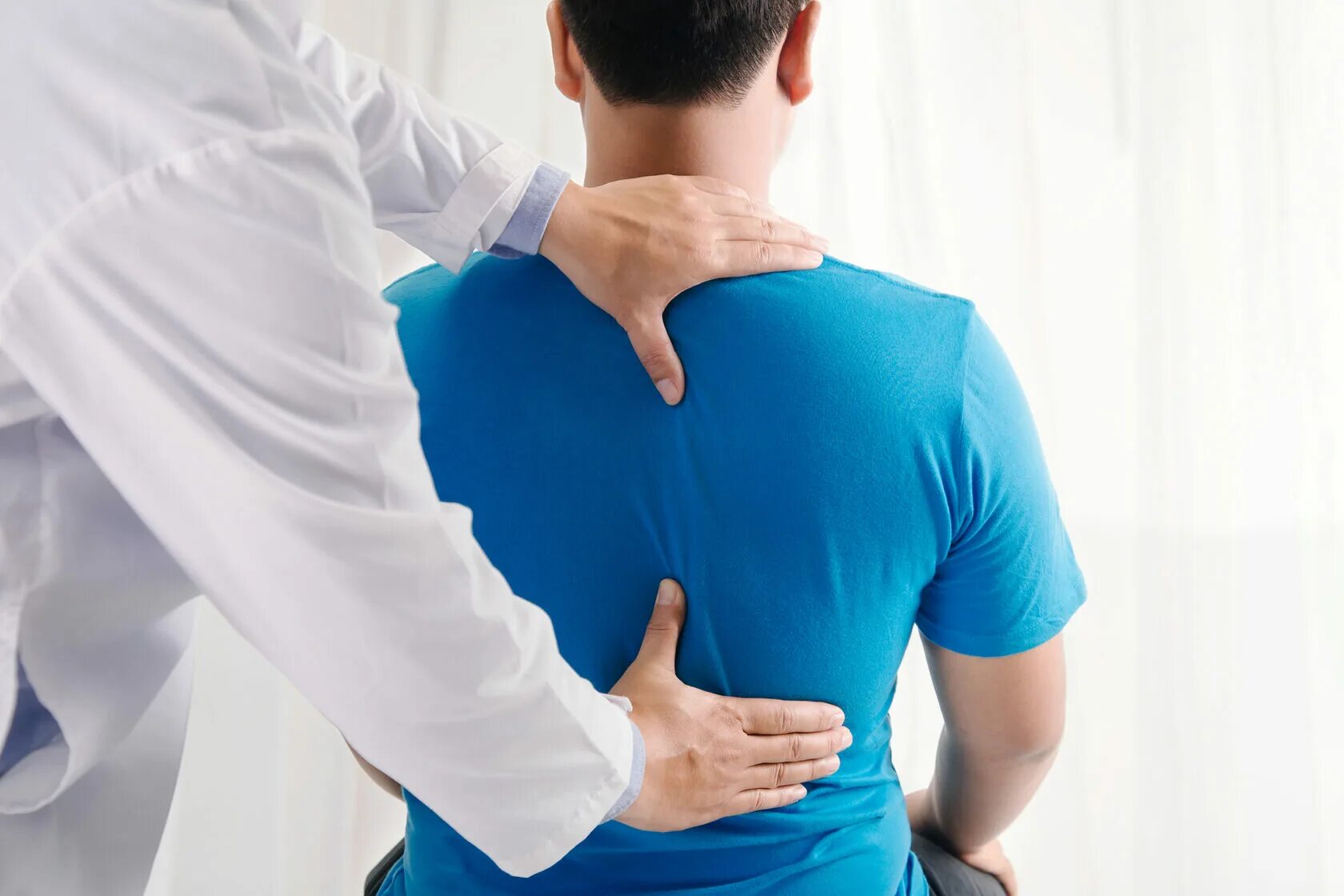 Кто такой остеопат и какие болезни. Боль в спине. Хондроз фото. Врач со спины. Больная спина.