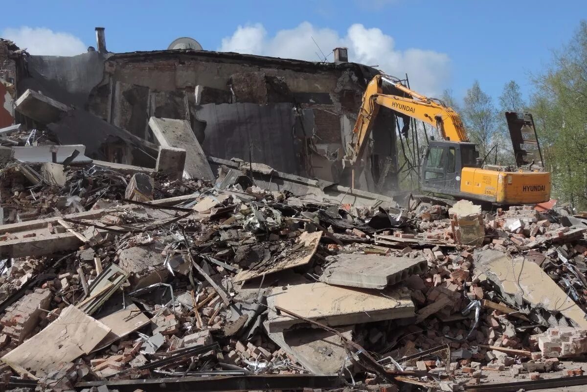 деревья архангельской области. архангельск снос. архангельск снос. архангельск снесли дом. аварийные деревяшки архангельска.
