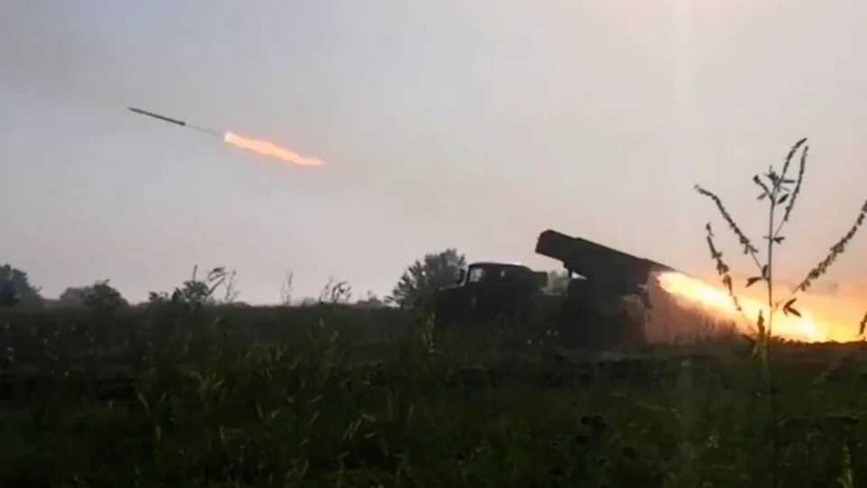 Сбитый артиллерия. Рсзо м142. 2с3 "акация" всу. Залп ракет. Реактивная система залпового огня.