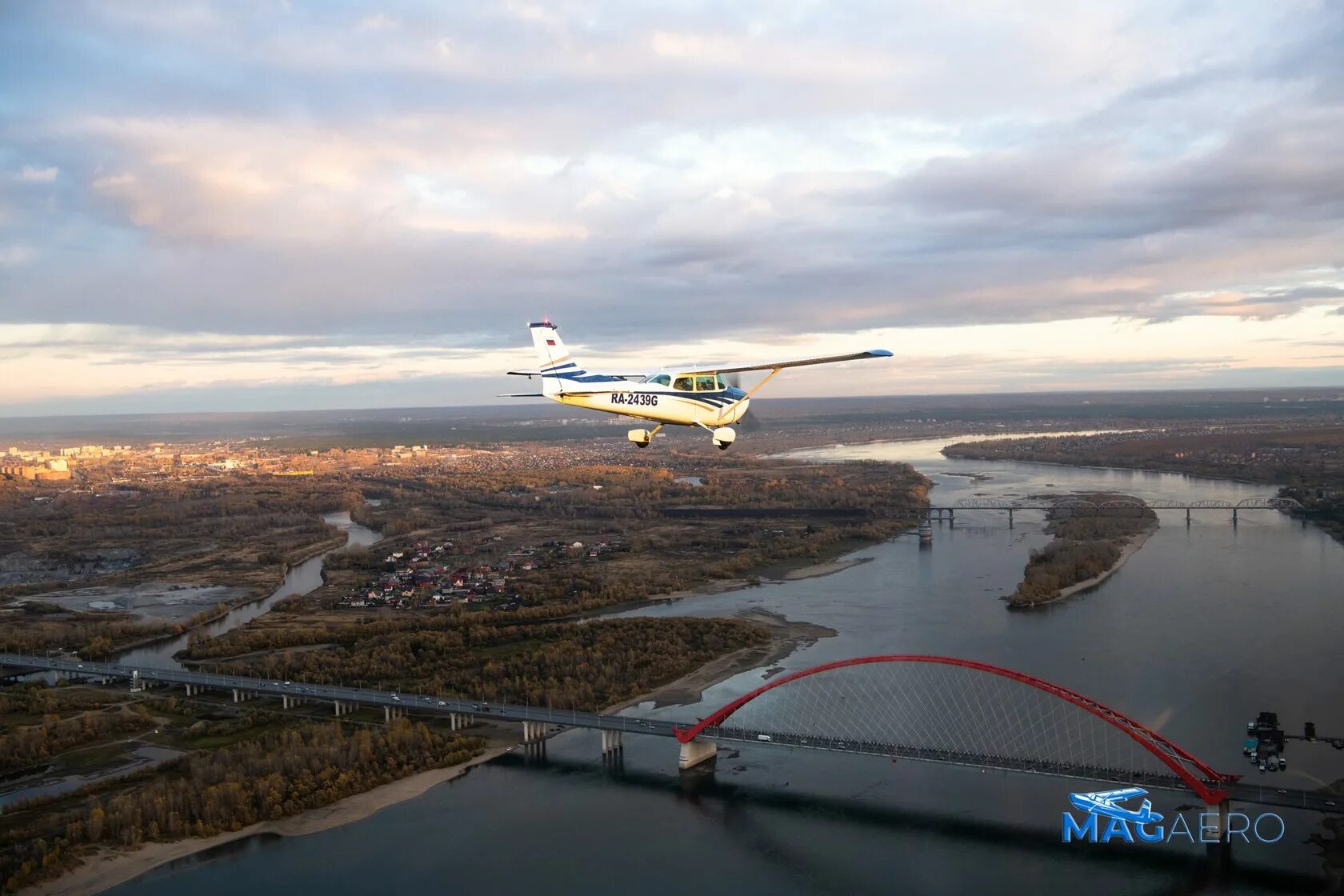 Полетим новосибирск. Миг 17 под мостом в Новосибирске. Чкалов полет под мостом. Пролет под мостом в Новосибирске на миг-17. Пролёт миг-17 под мостом.