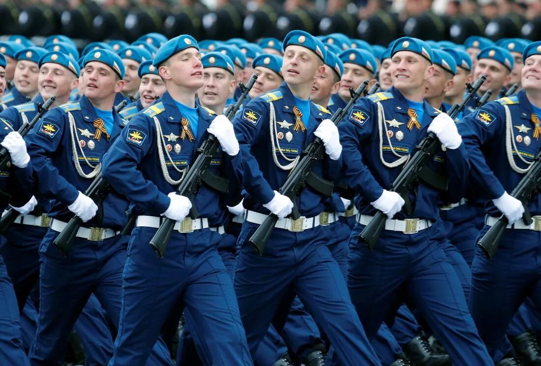 Парад победы летчики. Десантники на параде. вдв парад. воздушно-десантные войска парад. воздушные войска.