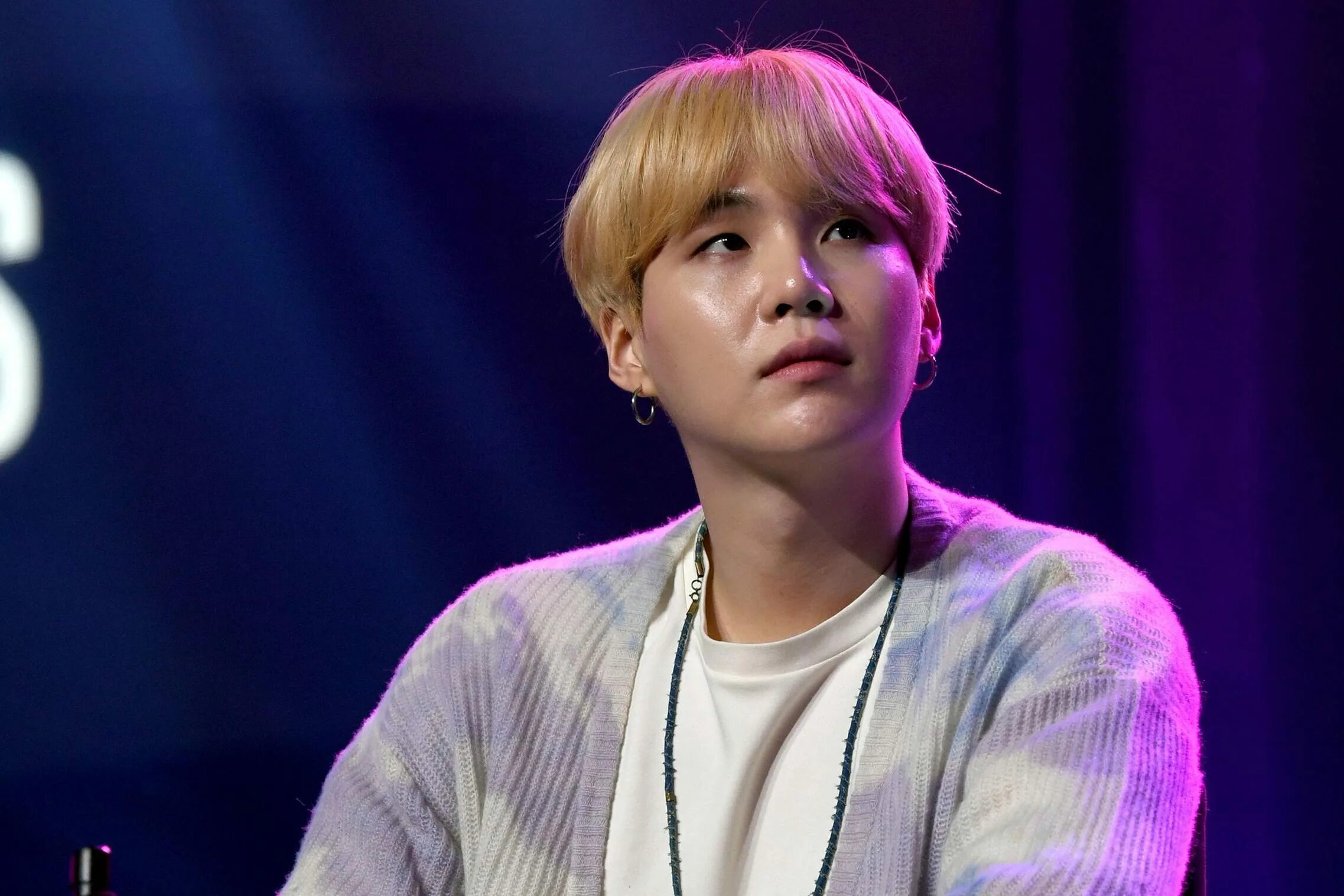 Сколько лет юнге из bts. Юнги бтс 2025. suga 2025. мин юнги рыжий 2025. шуга из bts 2025.