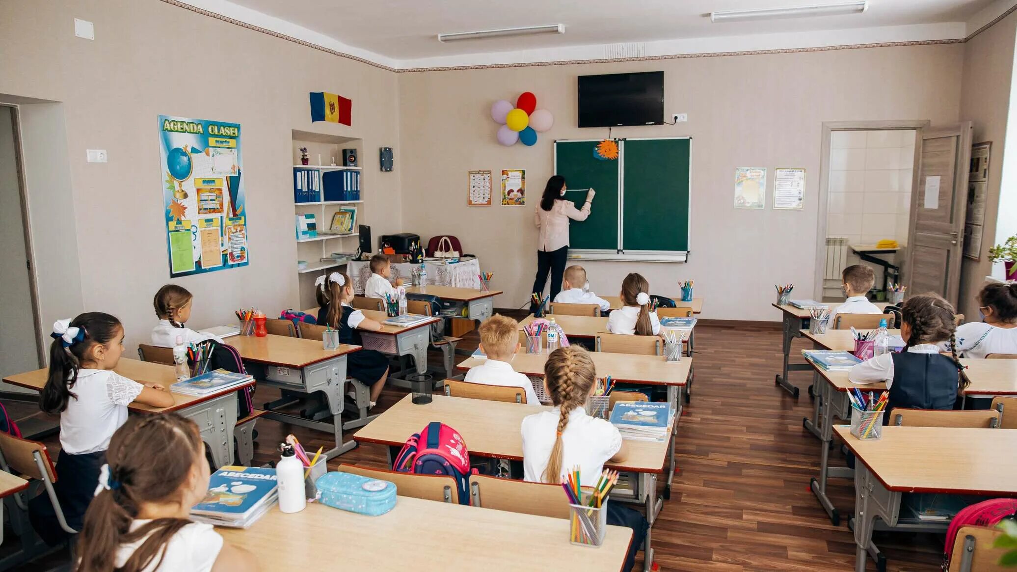 Украинский школьный класс. Школьный класс Молдова. Один день из жизни школьника. Образовательные учреждения Молдовы. Известно что в школе 40 учеников